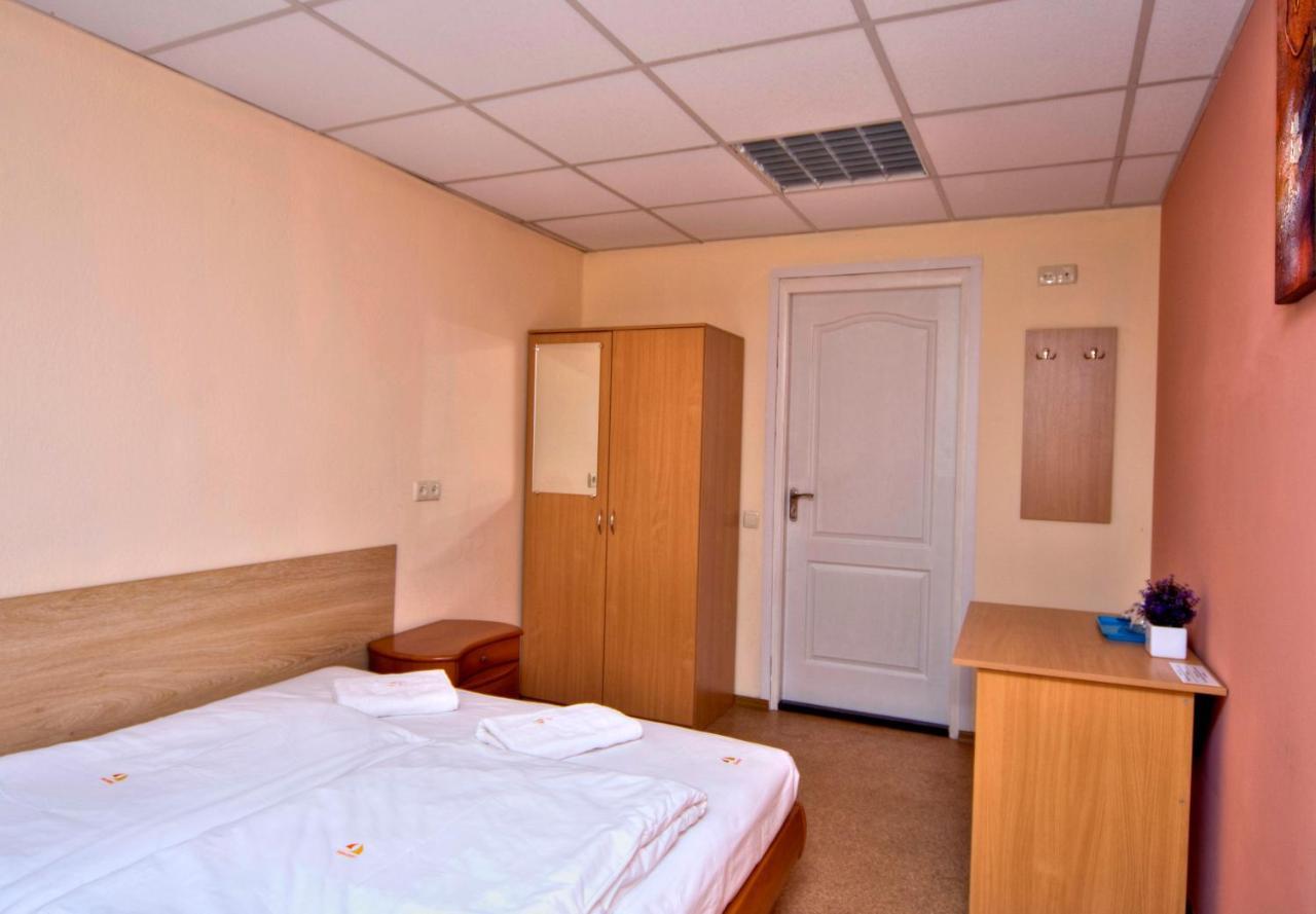 Hostel Podolski Plus Киев Экстерьер фото